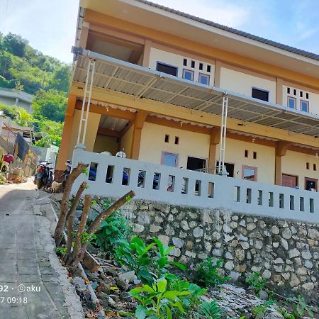 Andira Homestay Лабуан-Бахо Экстерьер фото