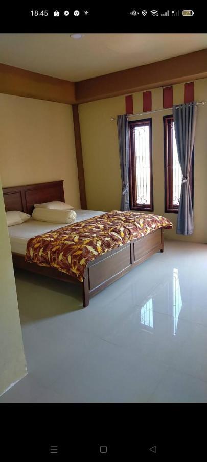 Andira Homestay Лабуан-Бахо Экстерьер фото
