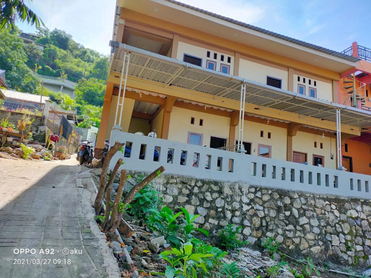 Andira Homestay Лабуан-Бахо Экстерьер фото